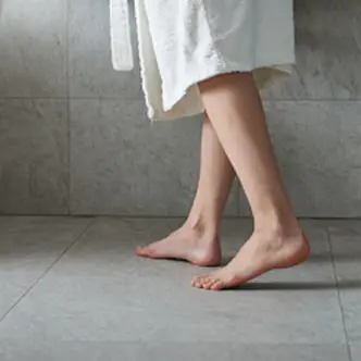 How to treat cracked heels